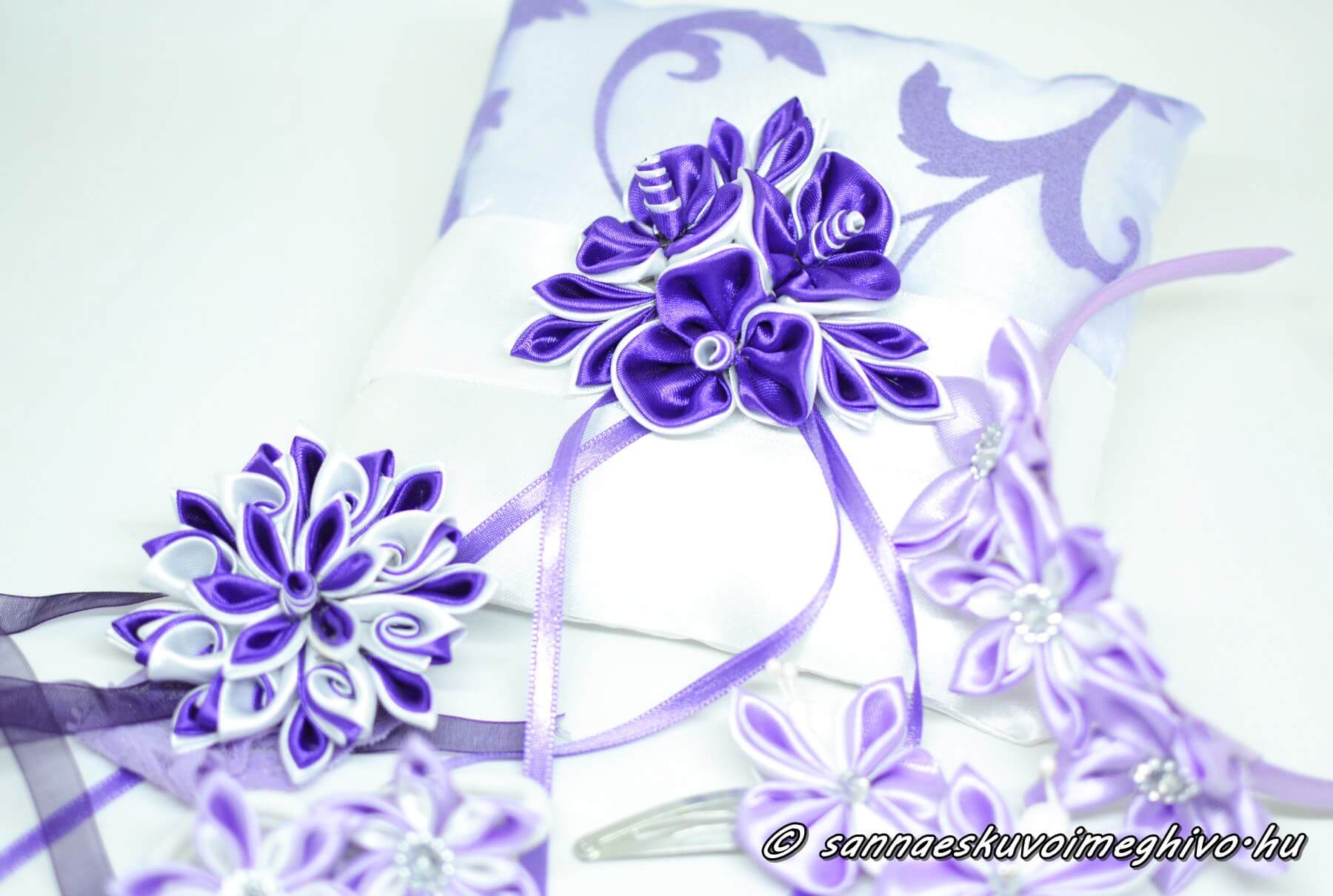 kek-gyuruparna-sannaeskuvoimeghivo-2209301 Kék szatén virágos gyűrűpárna