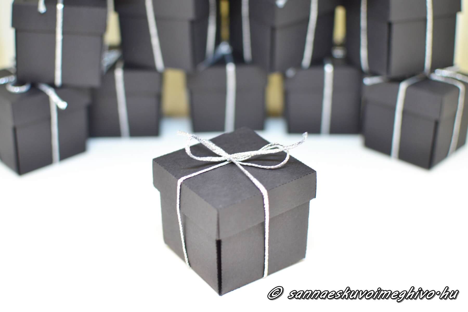 dobozos-eskuvoi-meghivo-sannaeskuvoimeghivo-2308291 Dobozos meghívóm fekete papírból ezüst színű szalaggal