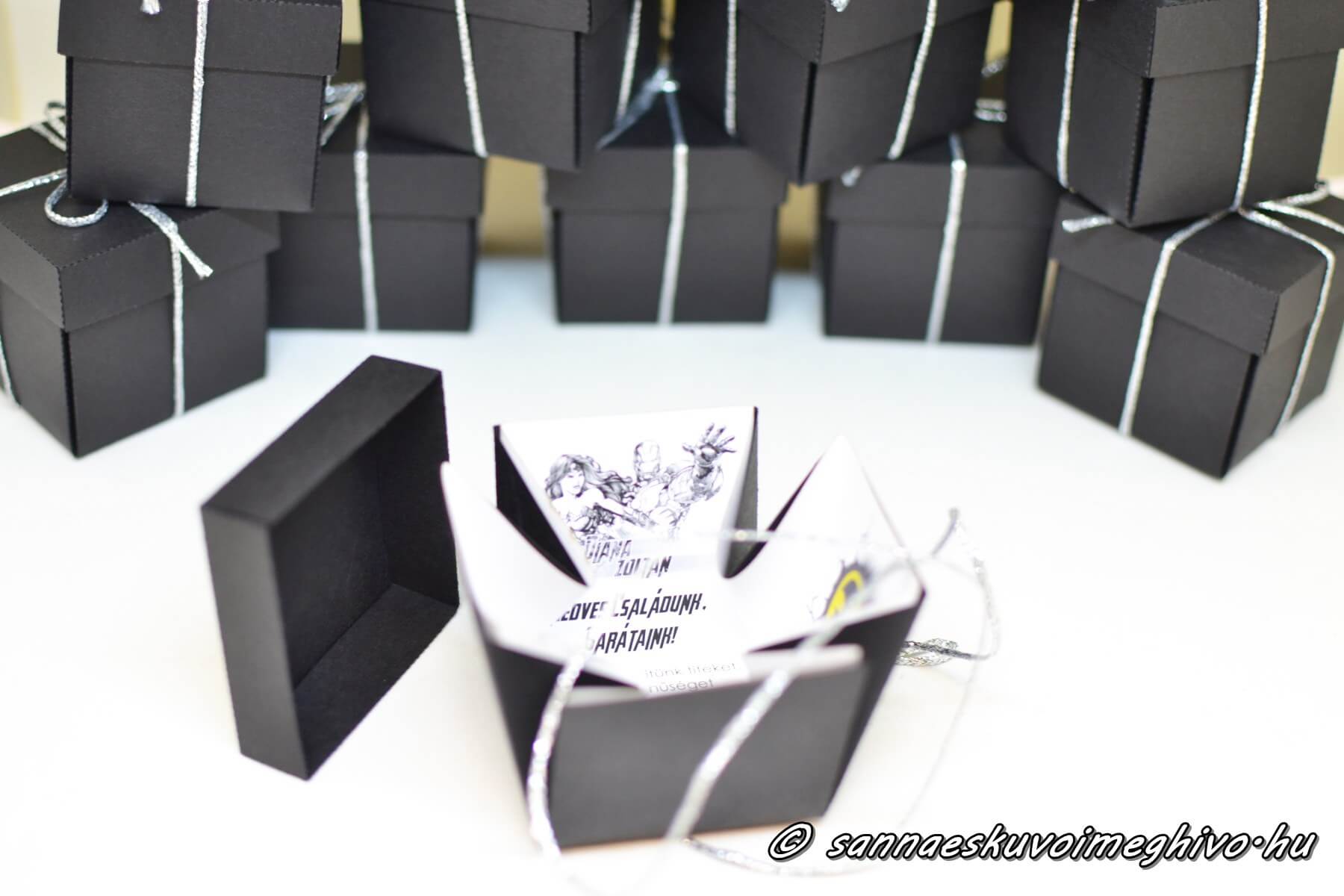 dobozos-eskuvoi-meghivo-sannaeskuvoimeghivo-2308292 Dobozos meghívóm belső oldala fekete papírból ezüst színű szalaggal