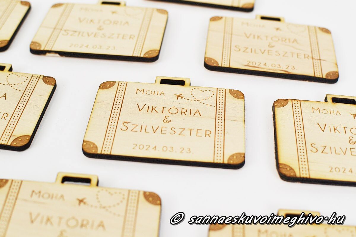 koszonetajandek-borond-magnes-sannaeskuvoimeghivo-240328 Fa hűtőmágnes bőrönd alakban