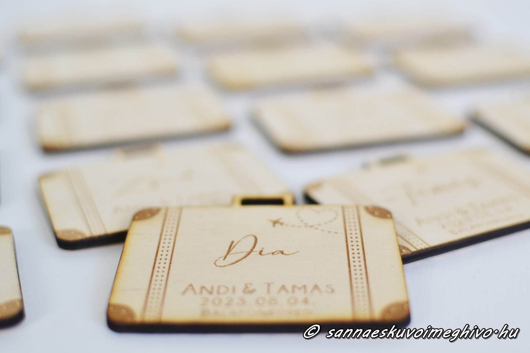 koszonetajandek-hutomagnes-utazos-sannaeskuvoimeghivo-2308043 Köszönetajándék hűtőmágnes bőrönd alakkal