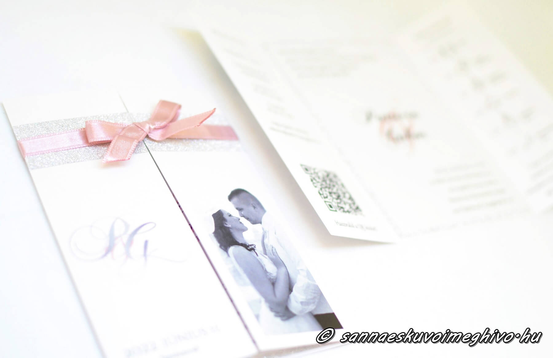 eskuvoi-meghivo-ragyogo-szerelem-sannaeskuvoimeghivo-2311231 Ragyogó szerelem fényképpel, szalaggal, csillogó papírral