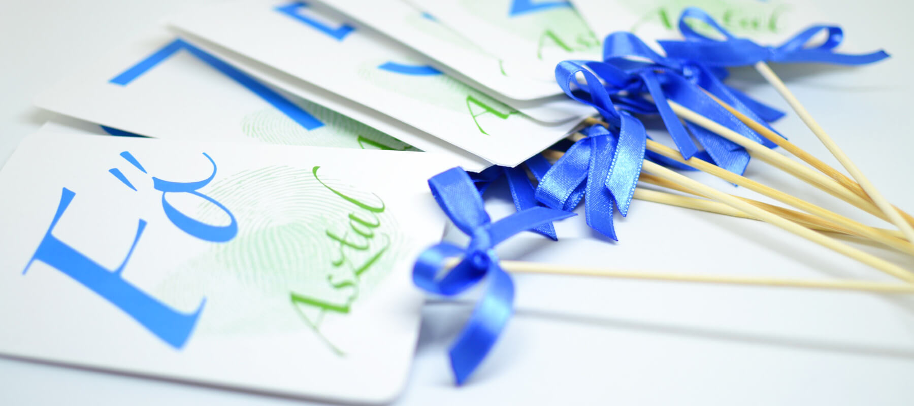 Pálcás asztalszámok ujjlenyomatokkal