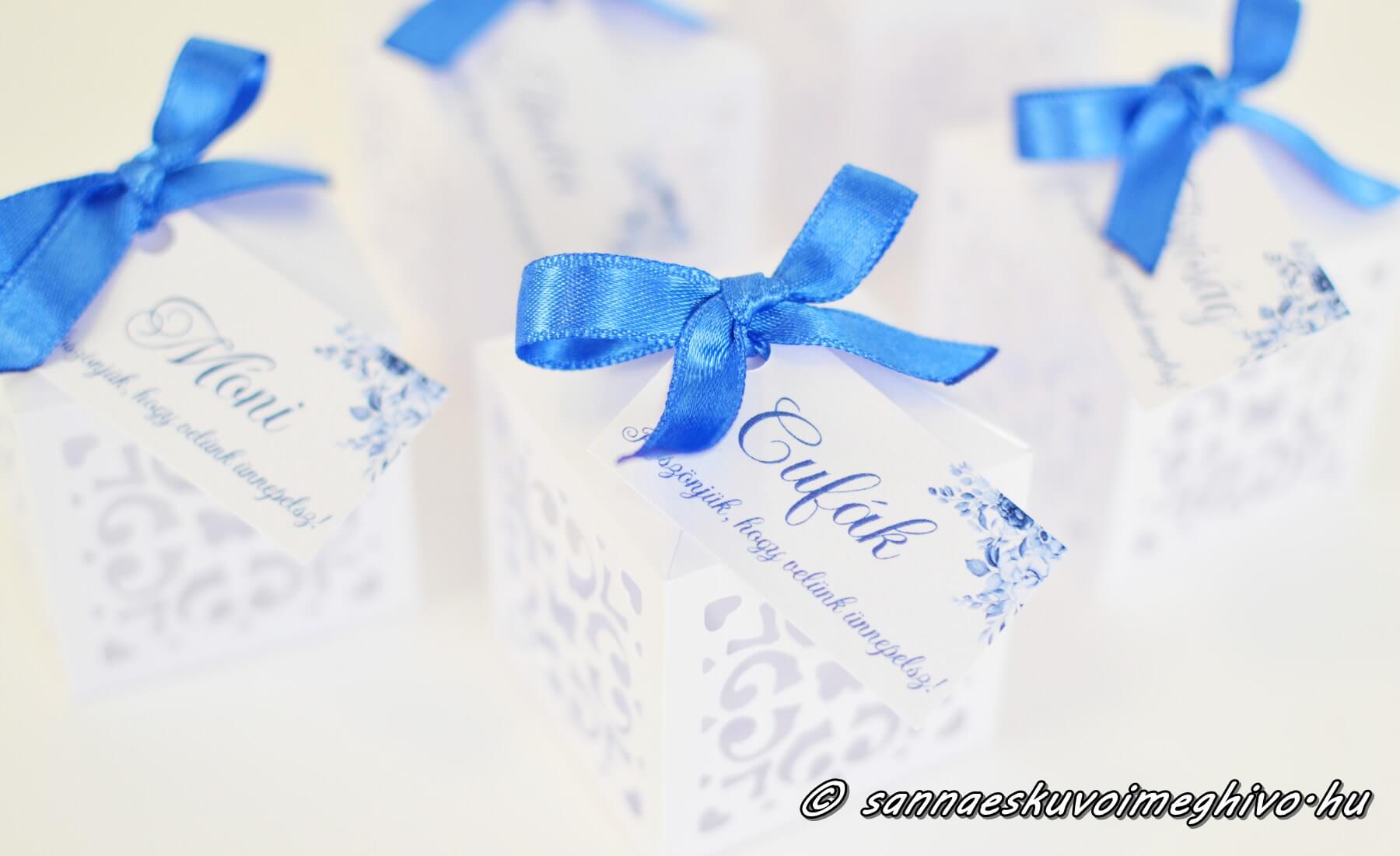 koszonetajandek-doboz-ultetokartyaval-sannaeskuvoimeghivo-2312053 Köszönetajándék doboz Ültetőkártyával