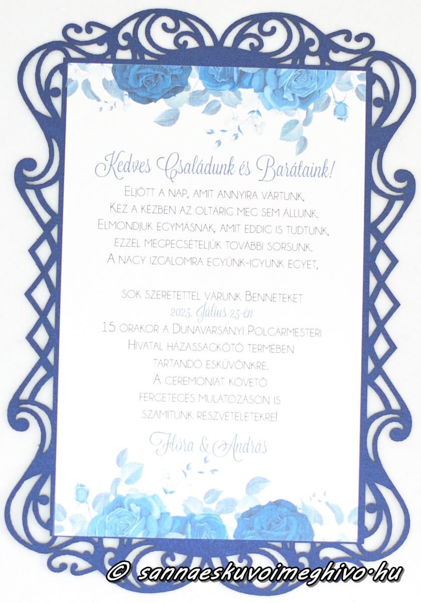 eskuvoi-meghivo-palota-eke-sannaeskuvoimeghivo-2402242 Palota éke esküvői meghívóm kék papírból kék mintával felülről fotózva