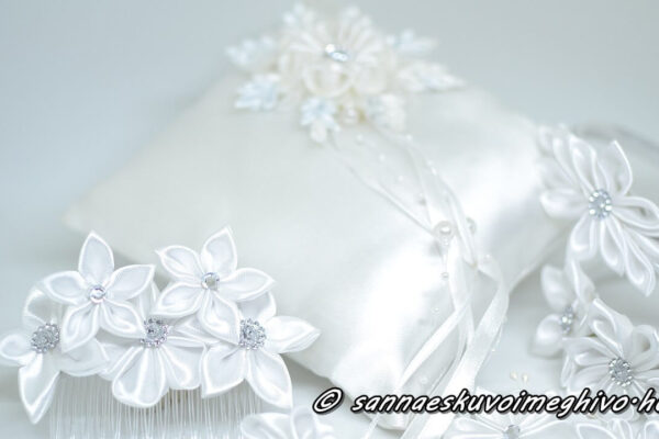 Feh&eacute;r gyűrűp&aacute;rna szat&eacute;n vir&aacute;gokkal