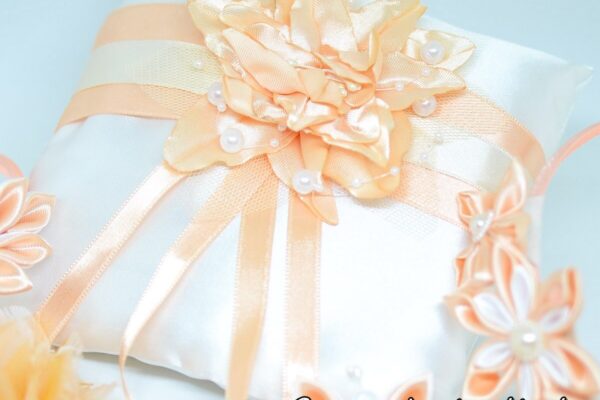 Narancs gyűrűpárna szatén virágokkal