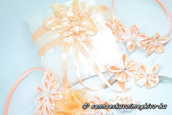 Narancs gyűrűpárna szatén virágokkal