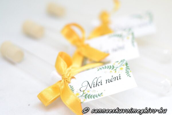 K&eacute;mcső k&ouml;sz&ouml;netaj&aacute;nd&eacute;k &eacute;s &uuml;ltetők&aacute;rtya s&aacute;rga szalaggal vir&aacute;gmint&aacute;s pap&iacute;rral