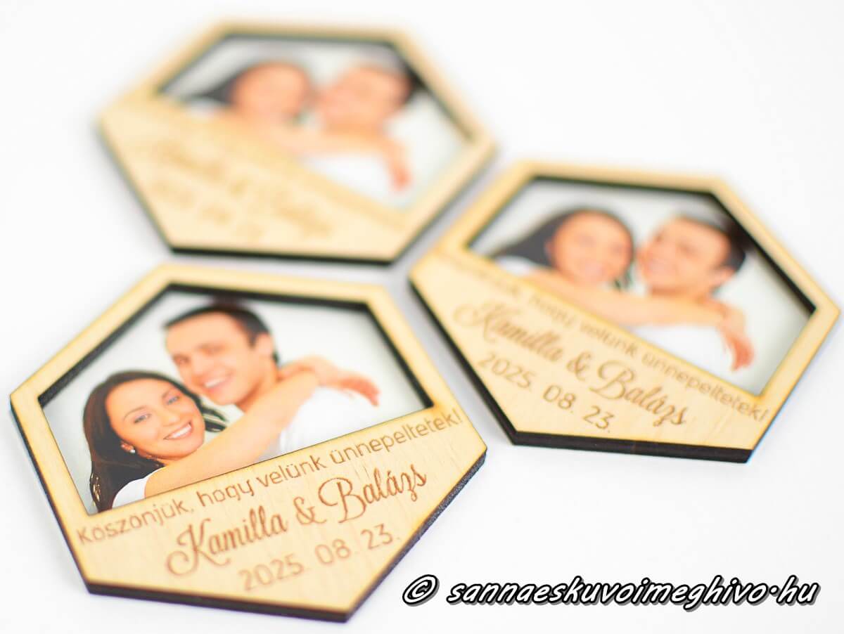 eskuvoi-hutomagnes-hatszog-sannaeskuvoimeghivo.2409153 Hatszög alakú fa hűtőmágnes fényképpel névvel dátummal