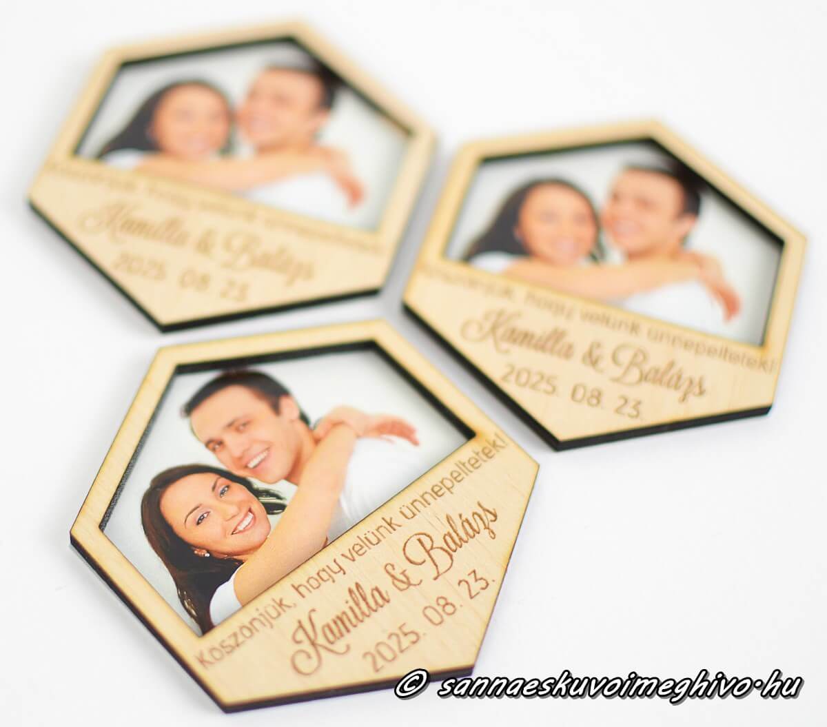 eskuvoi-hutomagnes-hatszog-sannaeskuvoimeghivo.2409154 Hatszög alakú fa hűtőmágnes fényképpel névvel dátummal