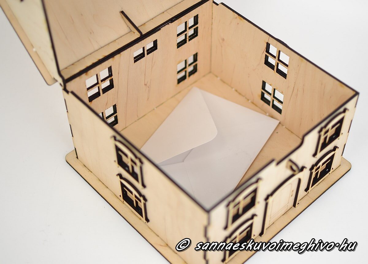 fa-naszajandek-gyujto-doboz-sannaeskuvoimeghivo-2410115 Fa nászajándék gyűjtő doboz nyitva borítékkal