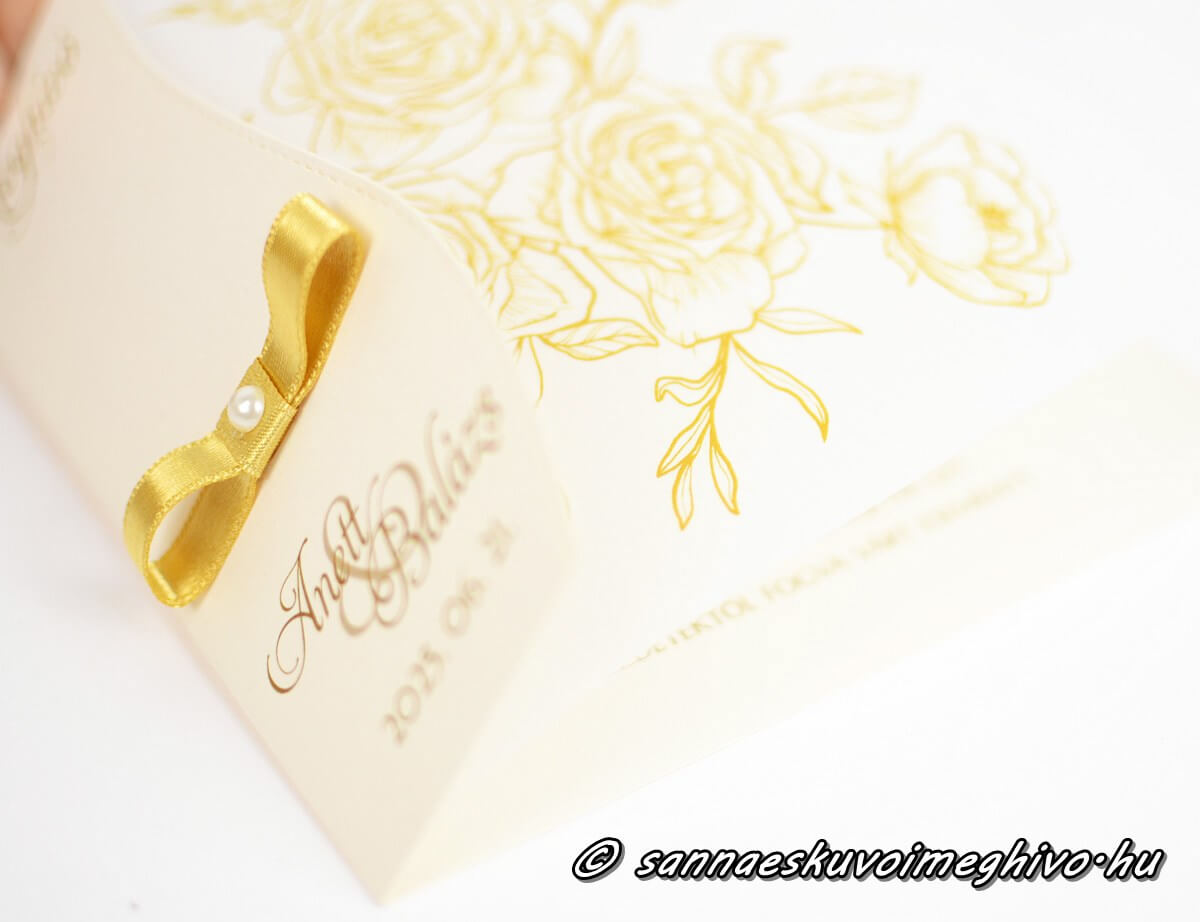 arany-rozsa-eskuvoi-meghivo-sannaeskuvoimeghivo-2411234 Arany rózsa meghívóm Csillogó arany betűkkel nyitva