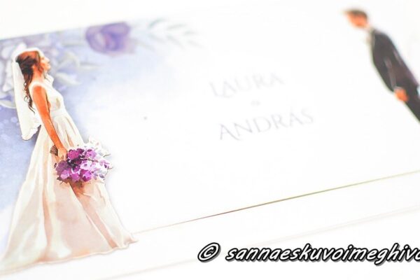 Romantikus m&aacute;gnes megh&iacute;v&oacute;m első oldala lila vir&aacute;gokkal