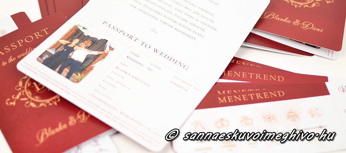 Útlevél esküvői meghívó aranyozott betűk a bordó borítón és a pár fényképe
