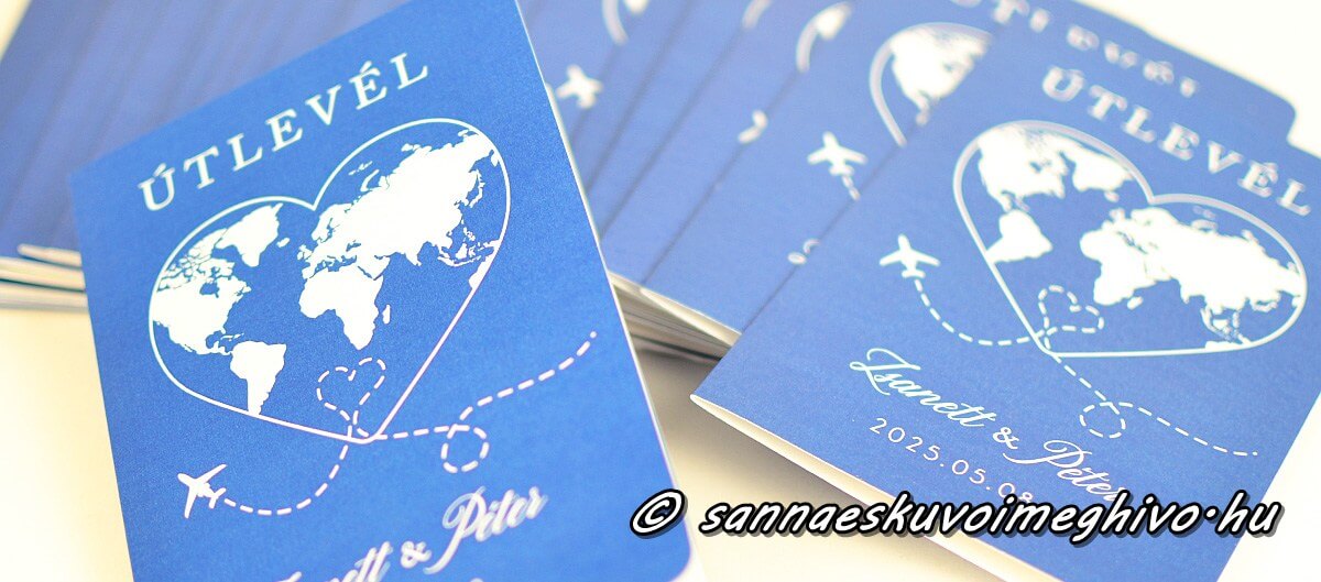 Útlevél esküvői meghívó kék borítón fehér nyomattal szív alakú földgömb