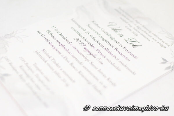 Ez&uuml;st szirmok egylapos megh&iacute;v&oacute; ez&uuml;st sz&iacute;nű mint&aacute;val