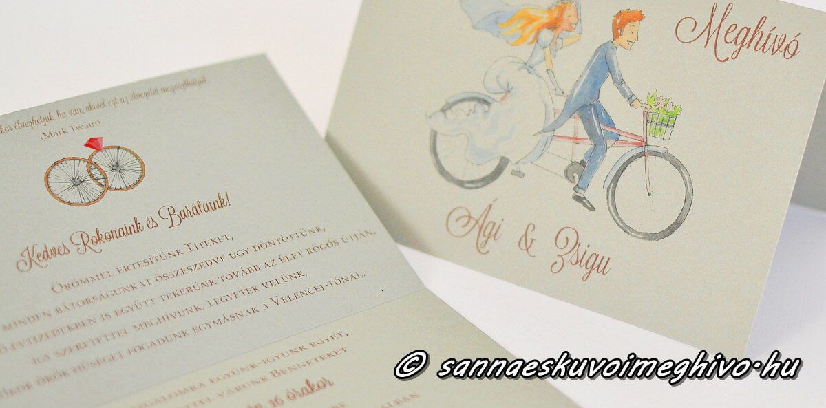Újrahasznosított papírból készült meghívó vidáman bicikliző fiatal párral