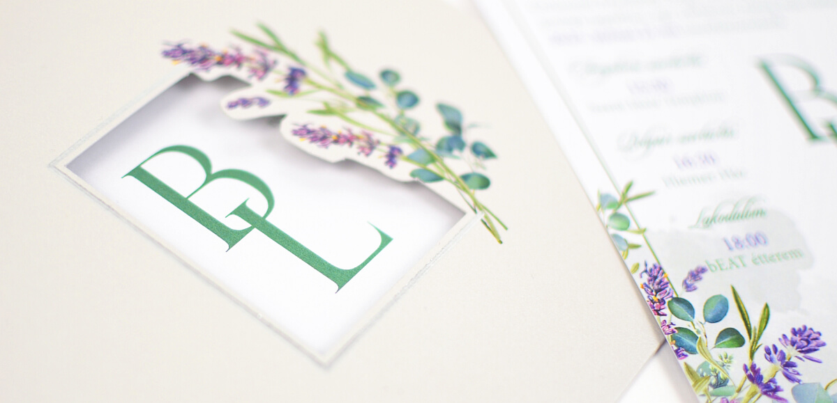 Ezüst levendula meghívóm, fémes ezüstös díszítéssel