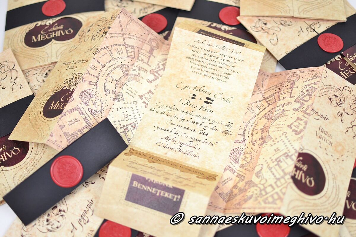 tekergok-terkepe-eskuvoi-meghivo-sannaeskuvoimeghivo-25092714 Tekergők térképe Extra meghívó kinyitva, háttérben sok meghívó